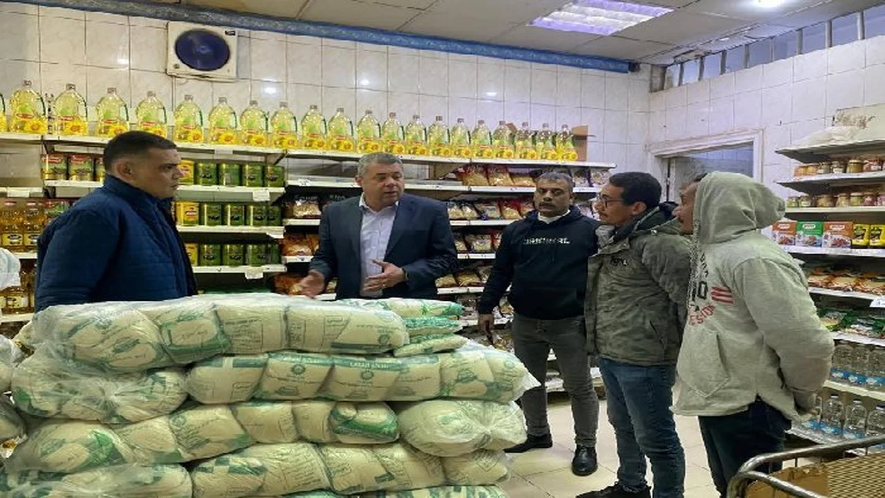 نائب محافظ القاهرة يتفقد المجمعات الاستهلاكية في حدائق القبة لمتابعة توفر السلع